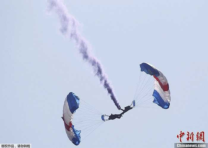 Các pha nhảy dù ngoạn mục của quân đội Hàn Quốc