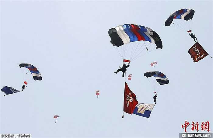 Một binh sỹ bung dù bay lượn trên bầu trời