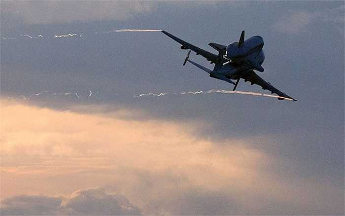 Máy bay Boeing 747 chở tàu con thoi Endeavour rời khỏi căn cứ vũ trụ Cape Canaveral, Florida