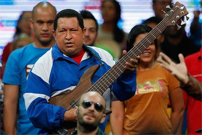 Tổng thống Venezuela Hugo Chavez cùng với một cây guitar bass trong một cuộc mít tinh tại Caracas