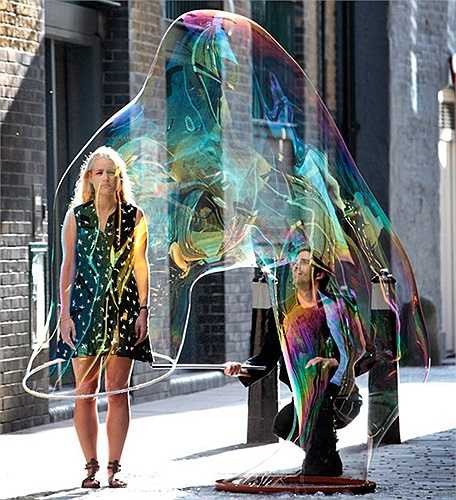 Nghệ nhân thổi bong bóng nhốt cô gái trong quả bóng của mình tại London, Anh