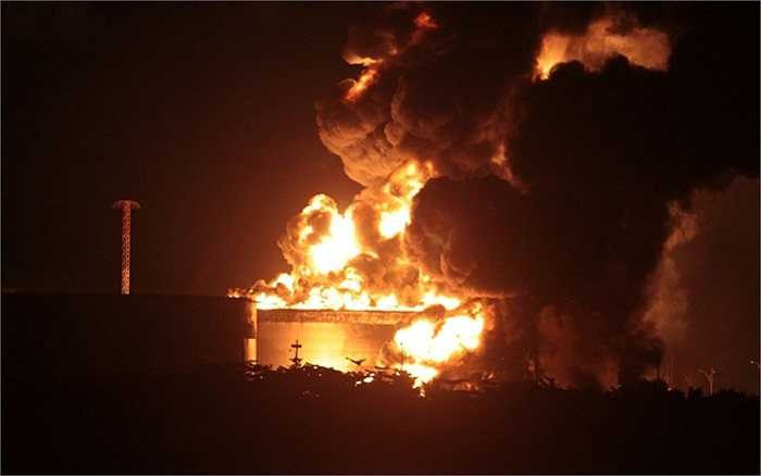 Ngọn lửa cháy bùng lên ở nhà máy lọc dầu tại Venezuela