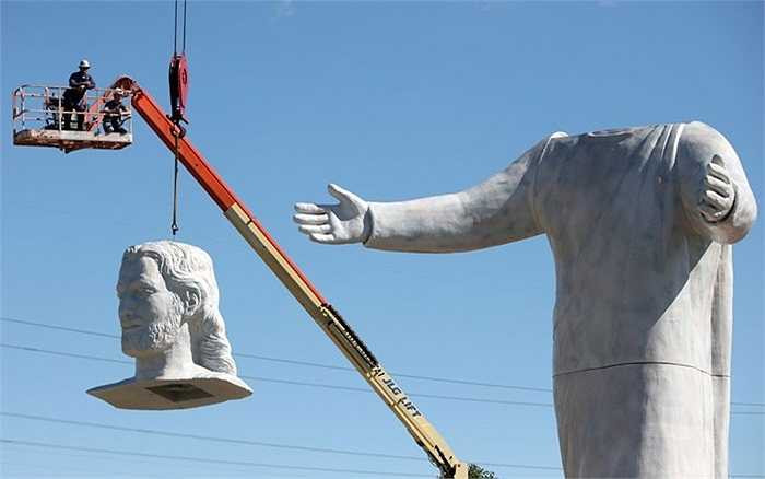 Phần đầu của tượng Chúa Jesus đang được lắp đặt tại nhà thờ ở Monroe, Ohio, Mỹ