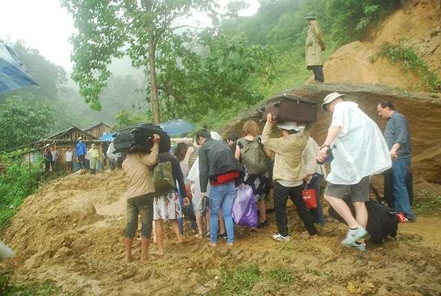 Trèo qua những tảng đá lớn