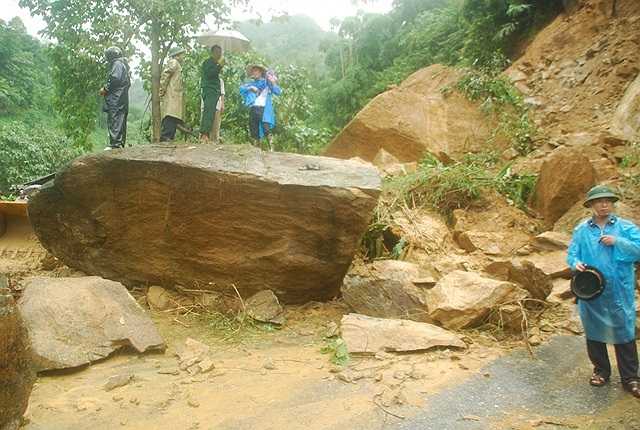 Những tảng đá to chắn đè ngang đường