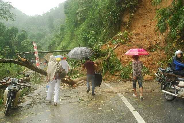 Việc lưu thông bị đất đá chặn hoàn toàn