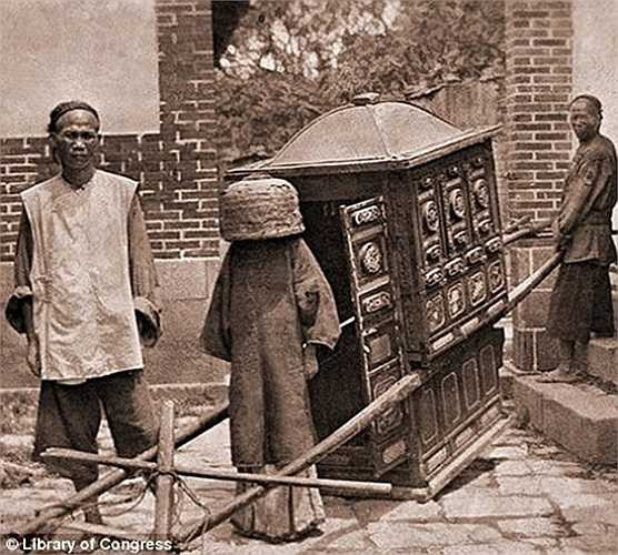 Theo nghi thức trong đám cưới truyền thống Trung Quốc thời Nhà Thanh, tân nương phải đội rổ lên đầu trên đường rước dâu cho tới khi đến nhà chồng