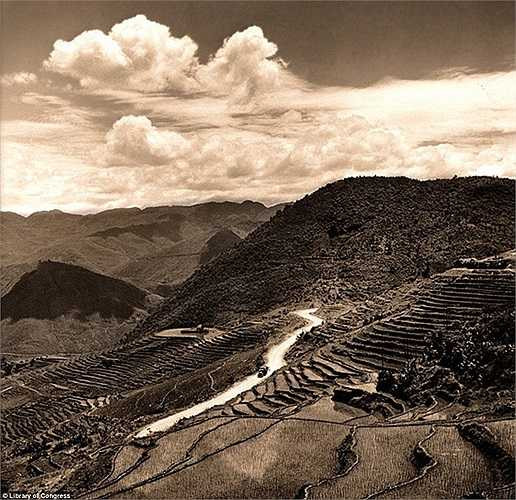 Chiếc xe quân sự băng qua vùng núi thuộc tỉnh Giang Tô, Trung Quốc, ảnh chụp năm 1946