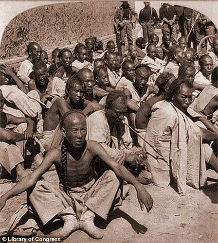 Những tù nhân người Trung Quốc trong phong trào Nghĩa Hòa Đoàn (Boxer Rebellion)chủ trương tiêu diệt người Công giáo và đánh đuổi người phương Tây khiến hơn 30.000 người thiệt mạng