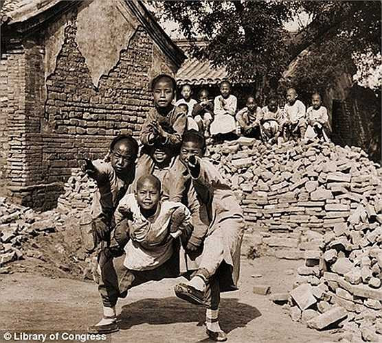 Học sinh trường Công giáo Bắc Kinh tạo dáng hình đầu rồng qua ống kính của nhiếp ảnh gia người Mỹ Carlton H Graves