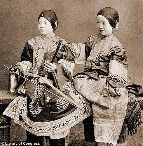 Chân dung 2 ca sĩ trẻ ở Hong Kong trong tác phẩm của nhiếp ảnh gia người Mỹ, Benjamin W.Kilburn