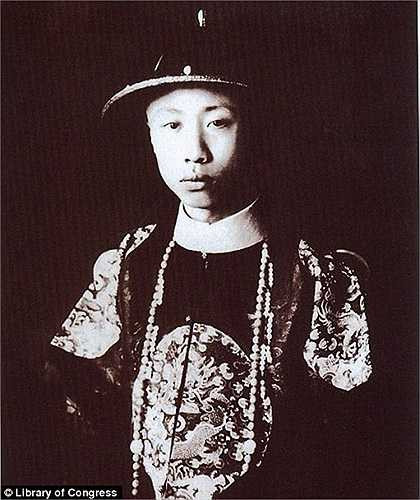 Vua Phổ Nghi - vị vua cuối cùng của triều đại phong kiến Trung Quốc lên ngôi khi mới 2 tuổi (năm 1908)trước khi bị buộc thoái vị vào năm 1912 khi cách mạng Tân Hợi bùng nổ 