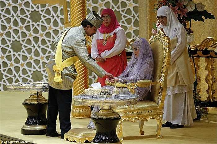 Sau đó là Quốc vương làm nghi lễ chạm tay với con gái trước khi lấy chồng