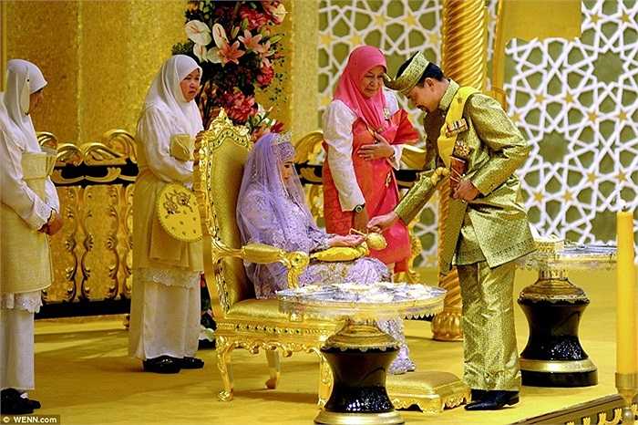 Quốc vương Haji Hassanal Bolkiah và con gái trước đám cưới