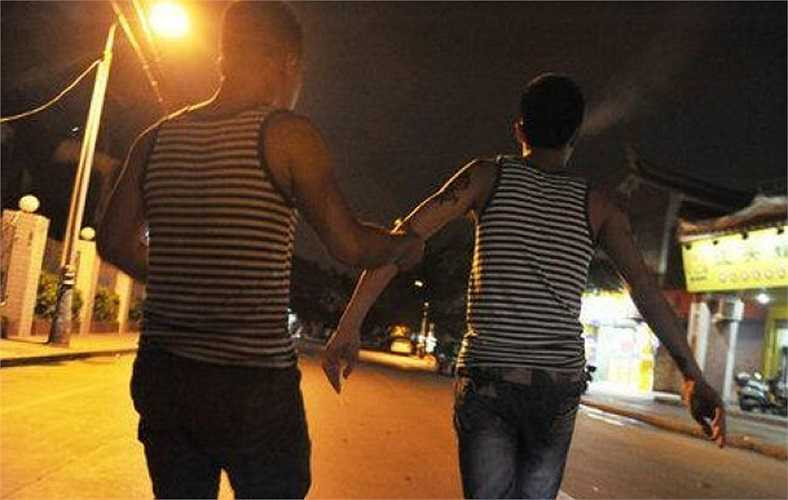 Trước khi thực hiện bộ ảnh này, cả hai đã cho đăng thông tin trên blog của mình và sau đó thì rất nhiều các bạn trẻ có người tò mò có người mến mộ đã đến chụp ảnh cũng như chúc mừng.