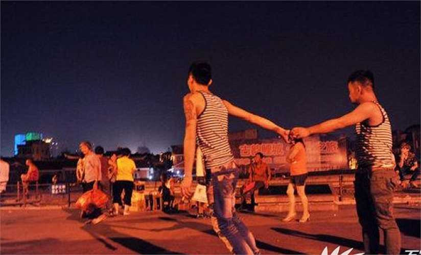 Bối cảnh của bộ ảnh được Chung và Cường chọn ở Văn Miếu, Quan Đế miếu và miếu Thiên Hậu ở Tuyền Châu. 