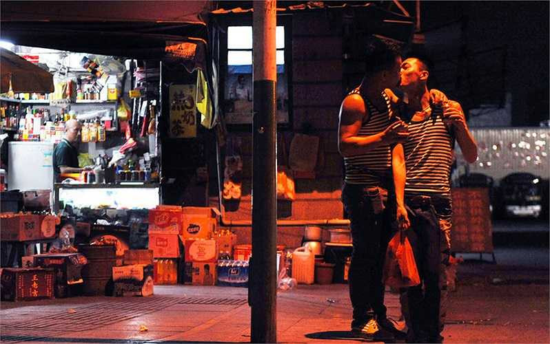 Khi thực hiện bộ ảnh này, cả hai cùng có những cử chỉ thân mật như ôm hoặc hôn ngay trước con mắt chứng kiến của đám đông. 