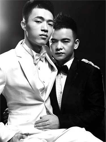 Cặp đôi cho biết: Một CLB người đồng tính địa phương khi biết cặp đôi này có ý định chụp hình cưới đã mời họ đến địa phương mình chụp nhằm nâng cao nhận thức của người dân ở đây về những người đồng tính.