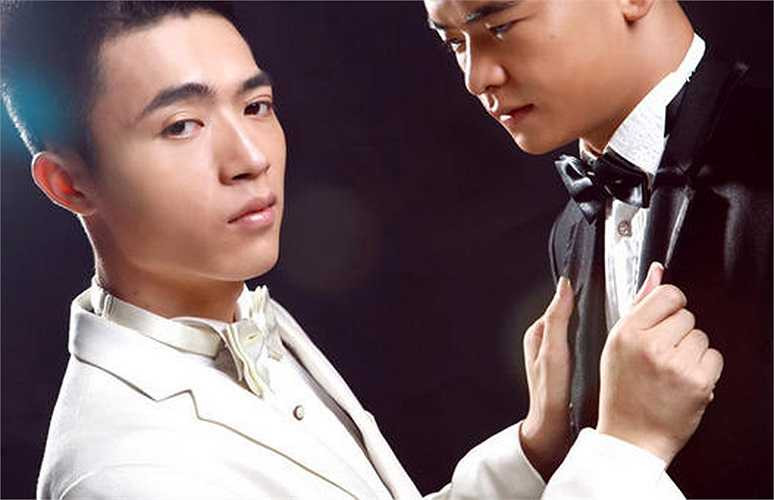 Trong đám đông những người đếm xem, có nhiều người miệt thị cặp đôi. 