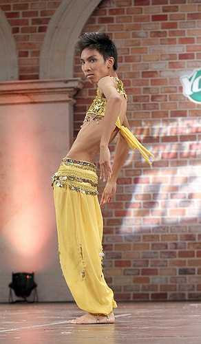 Gây bất ngờ nhất là màn múa belly dance của chàng trai Đỗ Trọng Hùng. 