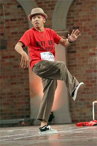 Hoa Đức Công mang trong mình căn bệnh suy thận cấp độ 4 và phải chạy thận 3 lần/tuần là một trường hợp đặc biệt nhất của tập 1. Nhảy là một trong những phương thuốc mà Công cho rằng sẽ duy trì cuộc sống của mình. 