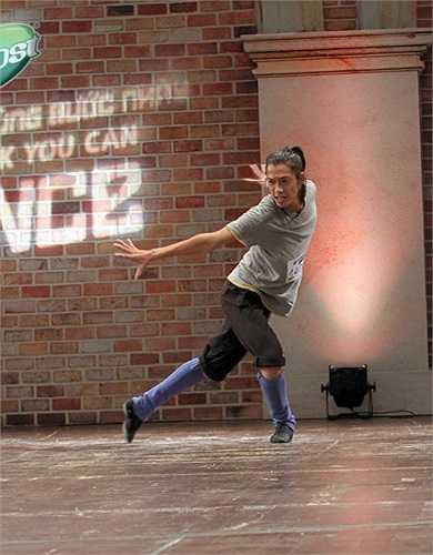 Hiền mang đến bài múa với hình ảnh một con chim bị gò bó trong lồng, muốn tung cánh thoát khỏi lồng, tuy bị vấp ngã, khó khăn nhưng cuối cùng cũng đi đến đích con đường mình đã chọn. 