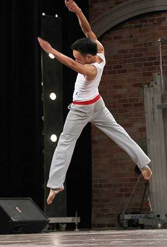 Với những chuyển động linh hoạt, mềm dẻo thiên về cơ bụng, belly dance thường gắn với những vũ công nữ. 