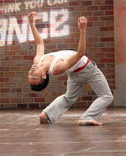 Tuy nhiên, nam thí sinh Đỗ Trọng Hùng đến từ Sóc Sơn đã gây bất ngờ khi xuất hiện ở Thử thách cùng bước nhảy tối qua với màn múa bụng mềm mại như những chú rắn uốn lượn. 