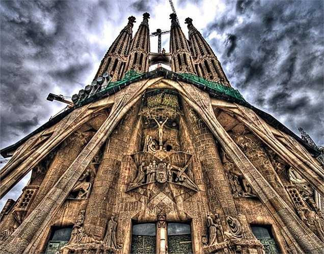 Nhà thờ Sagrada Familia, Tây Ban Nha trị giá 113,463 tỷ USD. Đây là nhà thờ nổi tiếng ở Bacelona, một trong những địa danh được coi là biểu tượng của đất nước Tây Ban Nha. 
