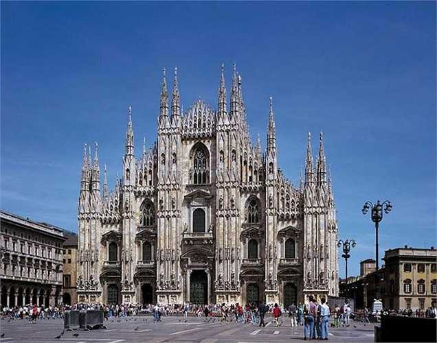 Thánh đường Duomo Milan trị giá 102,959 tỷ USD. Công trình được xây dựng từ năm 1386 ở Lombardia, miền bắc Italia. Tổng thể nhà thờ có hình dáng như cây thánh giá với diện tích gần 12.000m², dài 157m, rộng 93m, có sức chứa đến 40.000 người. 