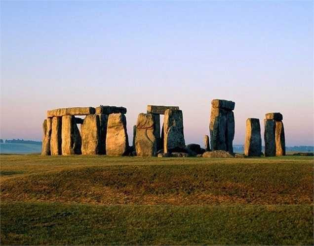 Stonehenge trị giá 13,232 tỷ USD. Đây là một công trình tượng đài cự thạch thời kỳ đồ đá mới và thời kỳ đồ đồng gần Amesbury ở Anh. 
