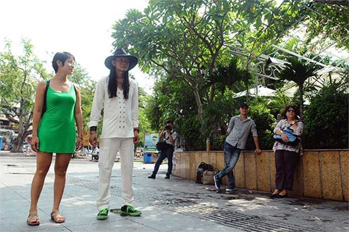 Sau 3 giờ đồng hồ, nghệ sĩ đã đi được tới khu vực nhà hàng Thuỷ Tạ, cách cầu Thê Húc chừng hơn 100 mét. Nhiều người thân, bạn bè của anh cũng tới cổ vũ và đi bộ mỗi bước 1 cm cùng anh vài phút.