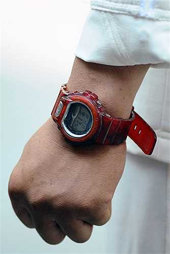 Nghệ sĩ chuẩn bị sẵn một chiếc đồng hồ bấm giây đeo tay.