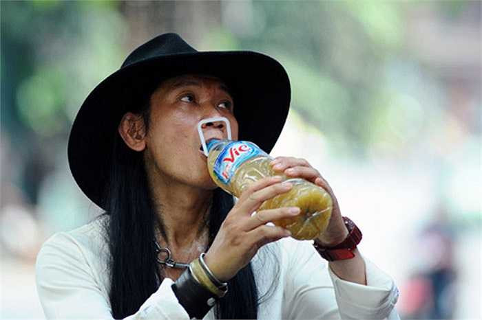 Một người bạn tiếp nước uống cho anh.