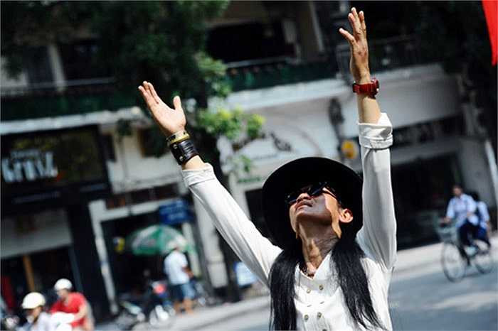 Khi sự mệt nhọc lên đến đỉnh điểm, anh lại vươn tay ngẩng mặt lên trời điều hoà nhịp thở, lấy lại sinh khí.