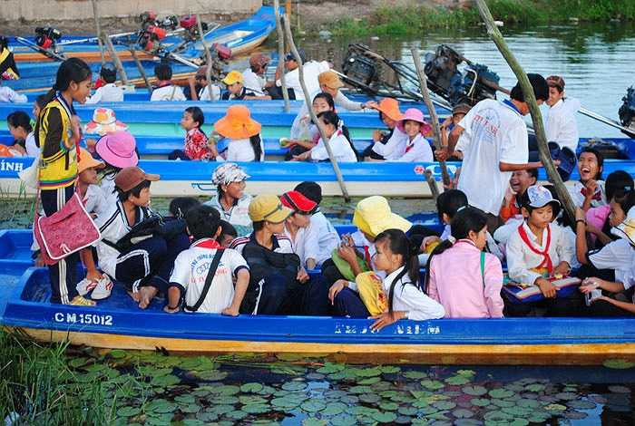 Bến đò tấp nập áo trắng học trò