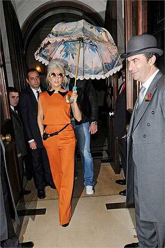 Khi diện trang phục tương đối bình thường như thế này, Lady Gaga nhấn nhá thêm với phụ kiện bắt mắt.