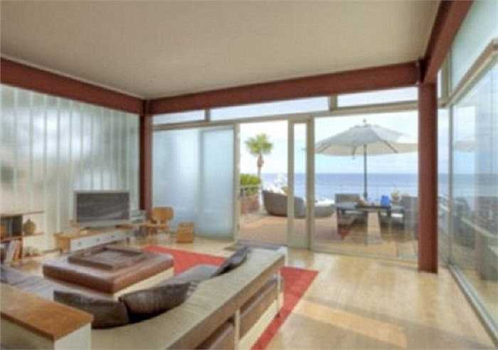 Bà Jules Mann Stewart vừa đưa đơn ly hôn người chồng John Stewart ngày 17/8 vừa qua, chấm dứt cuộc hôn nhân kéo dài 27 năm.