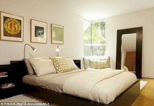 Sau khi bị phát hiện đang 'vụng trộm' với đạo diễn Rupert Sanders, Kris đã bị Robert yêu cầu ra khỏi căn nhà chung của họ.