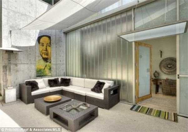 Cô đã ở nhờ nhà một nam đồng nghiệp suốt từ sau scandal.