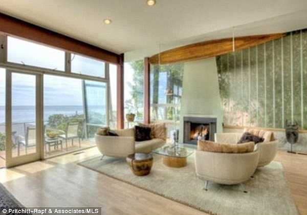 Căn hộ mới của mẹ con Kristen tọa lạc tại gần bãi biển Malibu, California.