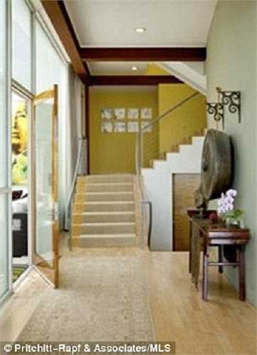 Căn nhà này gồm ba tầng, tổng diện tích hơn 1.700 mét vuông.