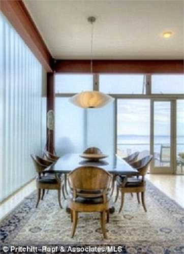 Kritsen đã gần như lấy lại được cân bằng tinh thần khi quyết định xuất hiện lần đầu tiên tại LHP Toronto tối 6/9.