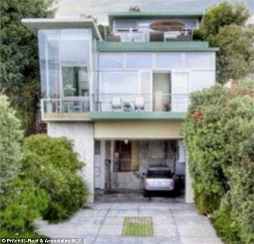 Rất nhiều fan đã có mặt tại đó với khẩu hiệu: 'Tài năng, sắc đẹp và mạnh mẽ - Chúng tôi sẽ luôn ở bên Kristen'.