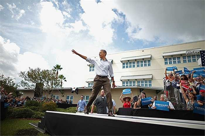 Tổng thống Obama trước khi bắt đầu buổi diễn thuyết tại thành phố St. Petersburg, Florida, Mỹ