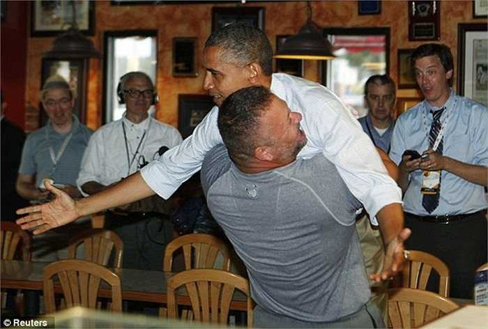 Tổng thống Obama được một chủ cửa hàng Pizza nhấc bổng lên trong buổi ghé thăm thuộc chiến dịch tranh cử của ông