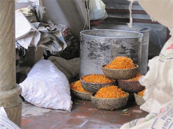 Hầu hết các loại nhân bánh được bán trên thị trường không có xuất xứ, nhãn mác, hạn dùng. Cả người bán và người mua đều không thể nào biết được thành phần nguyên liệu pha chế của nhân bánh ra sao. (Ảnh lao động)