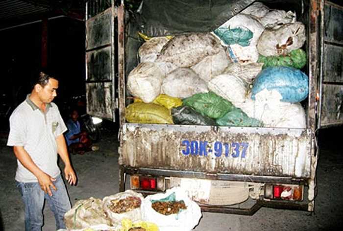 Vận chuyển nguyên liệu bánh trung thu bẩn tuồn vào các cơ sở sản xuất.