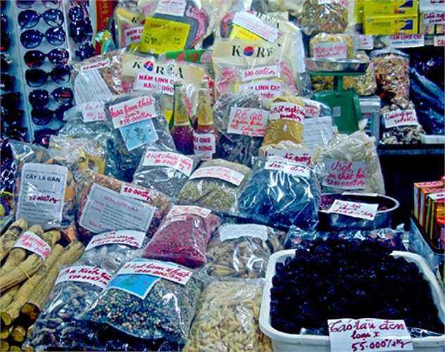 Có mặt tại các cửa khẩu Lạng Sơn, thâm nhập vào các chợ như: Đông Kinh, Kỳ Lừa, Tân Thanh, Giếng Vuông... và mục sở thị dù năm nay thị trường nguyên liệu làm bánh mứt kẹo nhập lậu từ TQ về Lạng Sơn có vẻ trầm lắng...(Ảnh lao động)