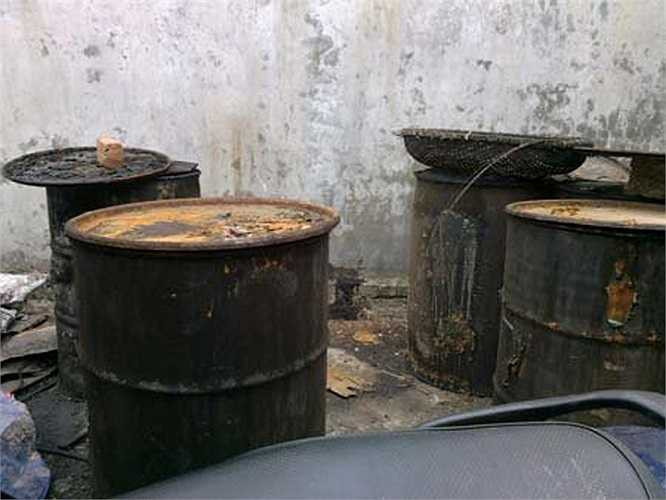 Ngô nguyên liệu đựng trong những bao tải, xếp chồng chất ngay gần rãnh nước thải. 